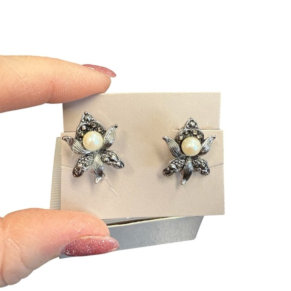 Avon “romantic blossom” Silvertone Floral Pearlesque clip Earrings. NIB 1992 - Picture 1 of 4